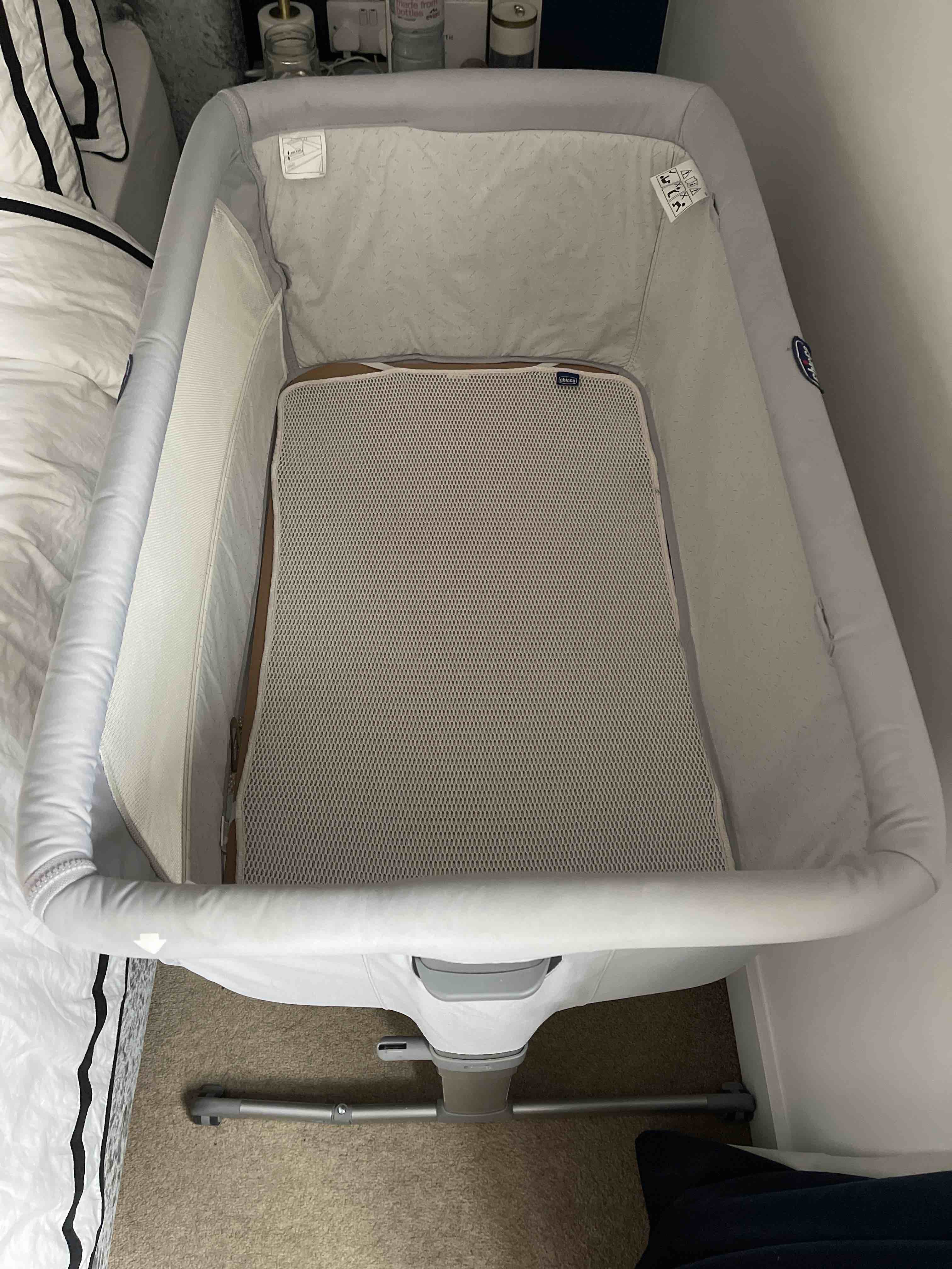 Chicco nextome Crib + sheets