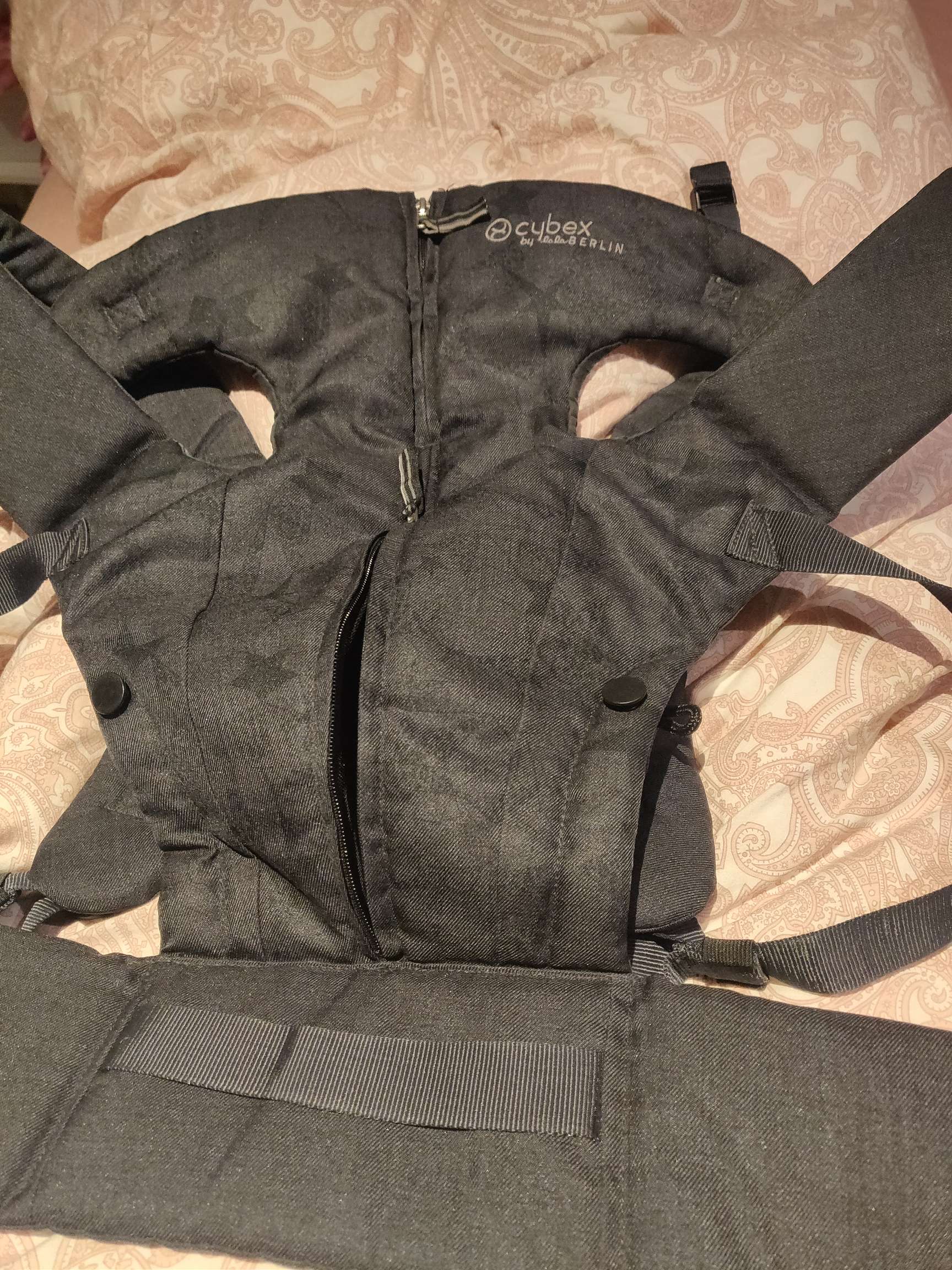 Cybex baby carrier with insert for newborns