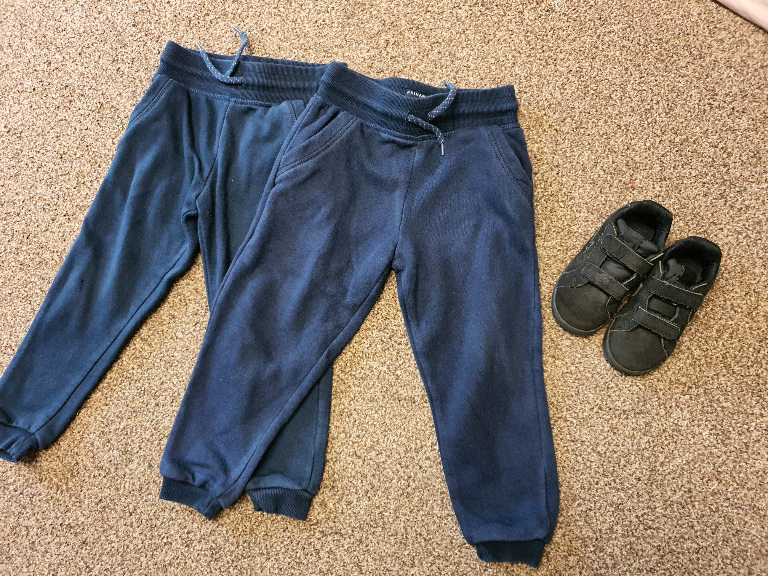 Joggers n nike shoes