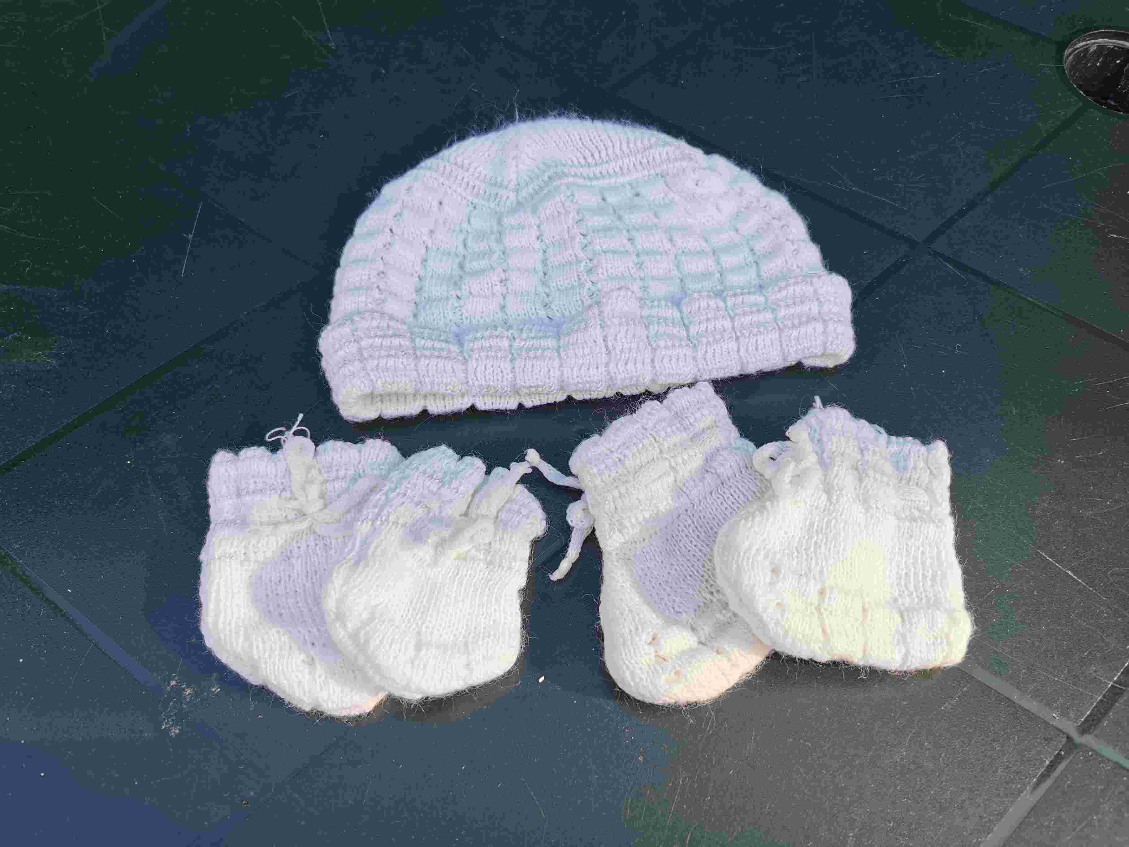 Newborn hat, mittens & booties
